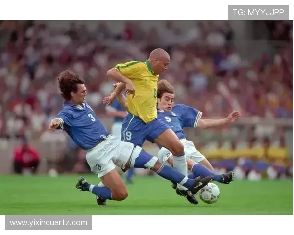 从校园到赛场上大学的足球明星如何平衡学业与职业生涯